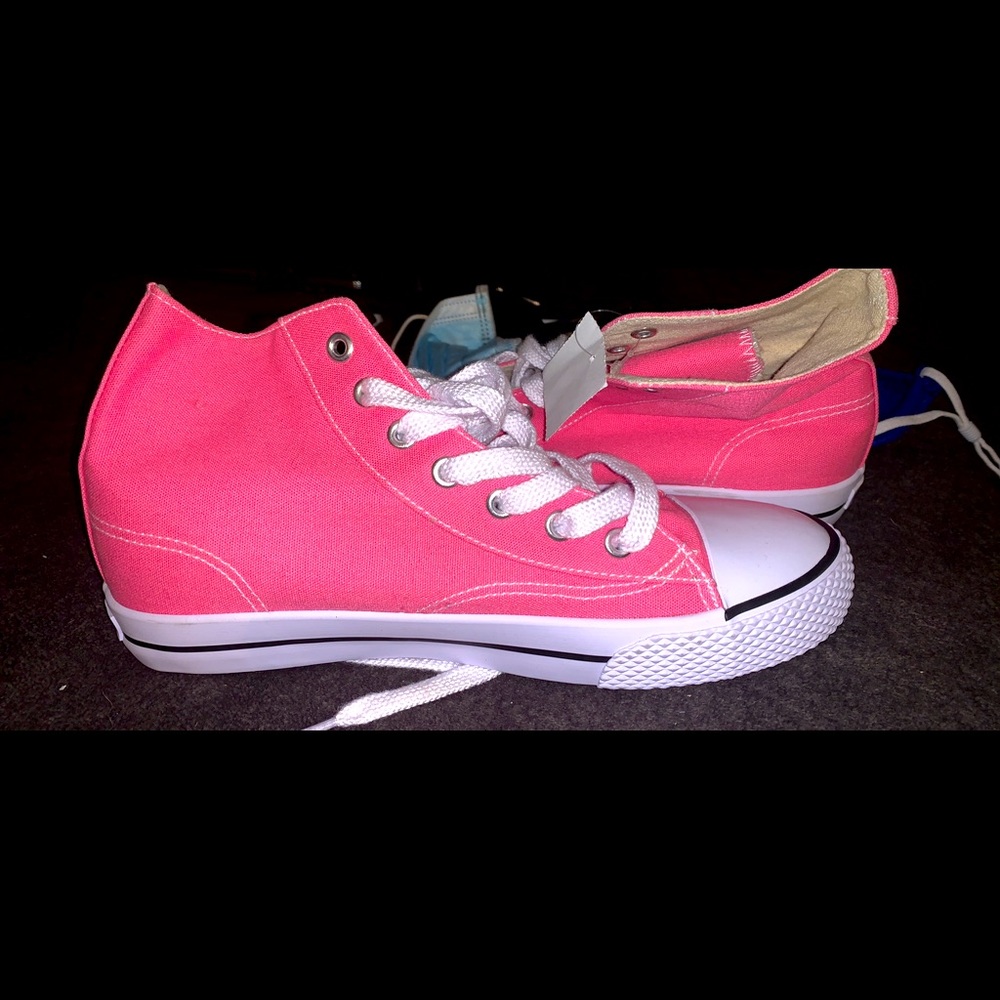 Airwalk high top canvas sneaks
